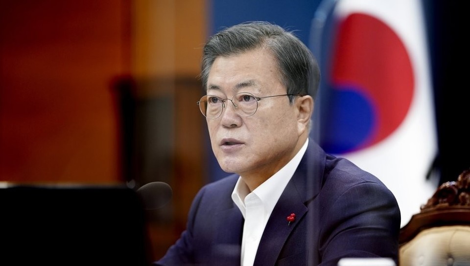 양부모가 16개월 아기를 폭행해 사망에 이르게 한 ‘정인이 사건’을 접한 문재인 대통령이 4일 “입양 절차 전반의 공적 관리·감독뿐 아니라 지원을 강화할 필요가 있다”며 “입양 아동을 사후에 관리하는 데 만전을 기해 달라”고 밝혔다. 사진은 1월 5일 청와대에서 열린 국무회의에서 발언하는 문 대통령의 모습. /연합뉴스