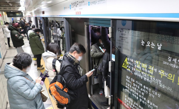 7일 오전 지하철 4호선 한성대입구역에서 길음역 열차 고장 영향으로 출근길 시민들이 불편을 겪었다. /연합뉴스