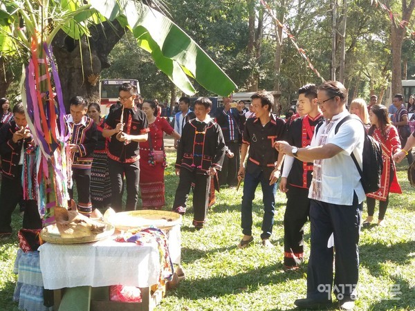 미얀마에 약 15만명이 사는 라후부족의 설날 축제. 이 부족은 외모와 풍습도 우리와 비슷하고, 언어도 비슷한 단어가 많아 언어학자들에게 큰 관심을 모으고 있다. /사진=정선교