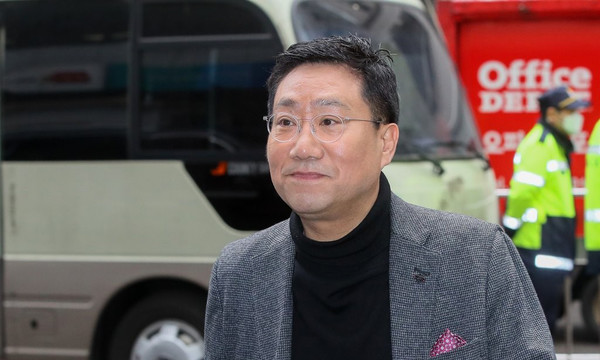 청와대 새 비서실장 인선이 발표되자마자 미국으로 떠나는 양정철 전 더불어민주당 민주연구원장을 두고 '오비이락' '반발성 외유' 등 추측이 무성하다. 제21대 총선이 끝난 뒤 사직 의사를 밝힌 양정철 당시 더불어민주당 민주연구원장이 2020년 4월 17일 서울 여의도 당사에서 직원들과 인사를 나누기 위해 들어서고 있다. /연합뉴스