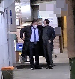 양정철(오른쪽) 전 더불어민주당 민주연구원장과 김태년 더불어민주당 원내대표가 5일 오후 서울 종로구 한 음식점을 나서며 어깨동무를 하고 있는 모습이 한 언론사의 카메라에 포착됐다. 이들은 약 3시간 동안 저녁 식사를 하면서 술을 곁들인 것으로 알려졌다. /출처=더팩트(THE FACT)