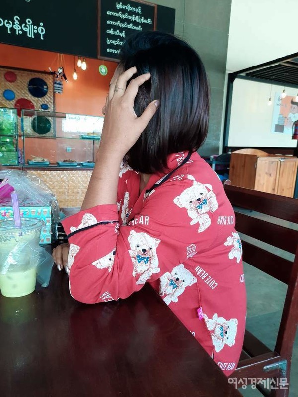 스물아홉인 메이는 일찍 부모님을 여의고 나이가 들며 학교 대신 일터로 나가야 했다. 동생을 공부시키기 위해. 꽃다운 스물 둘에 한국남자를 만나 사랑에 빠졌지만 끝내 그는 갑자기 떠나고 소식이 끊겼다. 메이는 혼자 아이를 낳고 키우며 일을 해야만 했다. 메이는 사진 나가는 것을 원치 않아 부득이 옆모습을 내보낸다. /사진=정선교