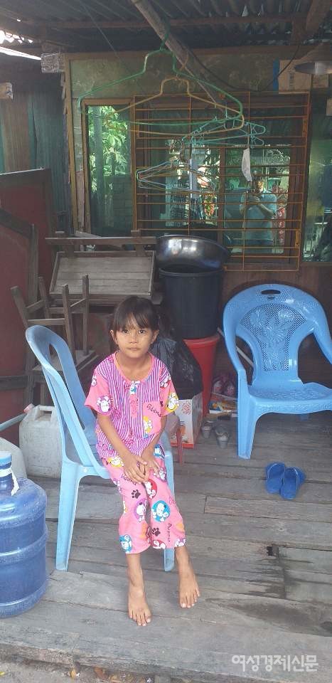 이제 6살이 된 딸 윤윤. 노래를 좋아한다. 아빠는 하늘나라로 갔다고 생각한다. 이 아이를 낳고 외할아버지가 깊은 시름 속에 세상을 떠났다. 메이는 살아온 중 가장 가슴 아픈 일이였다고 말한다.