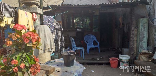 메이가 사는 양곤 외곽 타웅다곤 빈민촌 모습. 한 달 월세 6만원쯤 되는 이곳 방 한칸에서 여동생, 딸과 함께 살고 있다.