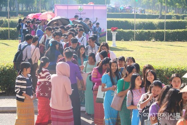 양곤의 한 대학 캠퍼스와 대학생들 모습. 메이는 여동생이 대학에 진학하지 못하고 생활전선에 나간 것을 못내 아쉬워한다.