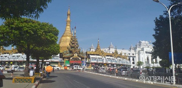 양곤 중심거리인 술레 파야 부근. 흰 건물인 시청이 보인다. 아주 붐비는 거리인데 코로나19로 한산하다.