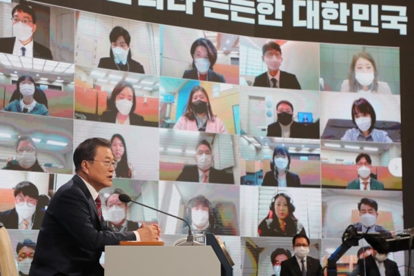 문재인 대통령이 18일 청와대 춘추관에서 열린 신년 기자회견에서 기자의 질문에 답하고 있다. /연합뉴스