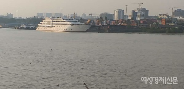 양곤항구에서 떠나는 크루즈. 코로나 시기에도 주말에 인원을 제한해 운영한다. 양곤강을 돌아오는 2시간 반의 관광코스다. 선상식사를 포함해 25불. 일몰을 감상한다.  /사진=정선교