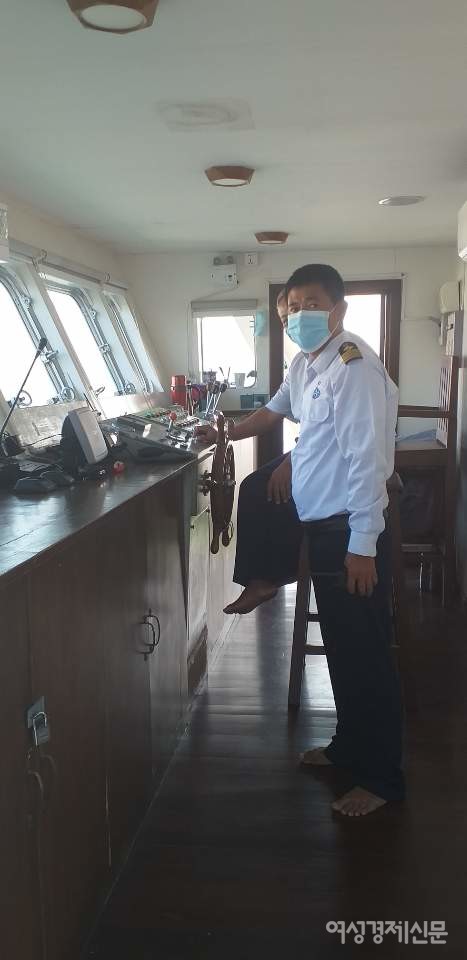 오랜만에 외출을 한 양곤시민들. 강바람과 음악을 들으며 삶의 활기를 되찾는 시간이다. 배를 운항하는 항해사들이 포즈를 취해주었다. 