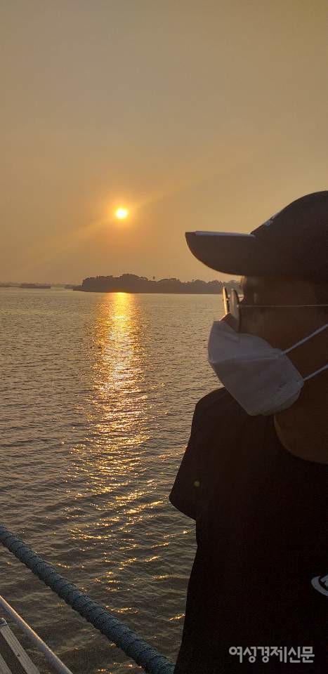 석양이 양곤강을 적시고 있다. 모두 말없이 사진을 찍는다. 지는 해를 보며 자신의 인생을 생각하는 시간이다. 누구에게나 찾아오는 황혼. 한국의 노인문제를 생각해보았다.  