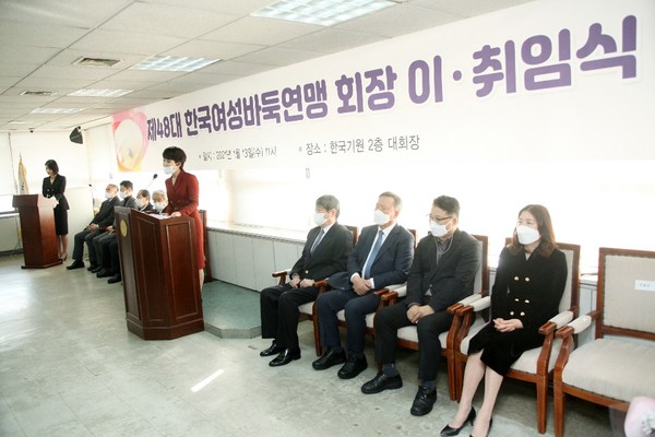 이광순 신임 한국여성바둑연맹회장이 지난1월 13일 열린 이취임식에서 인사말을 하고 있다. /(사)한국여성바둑연맹 제공