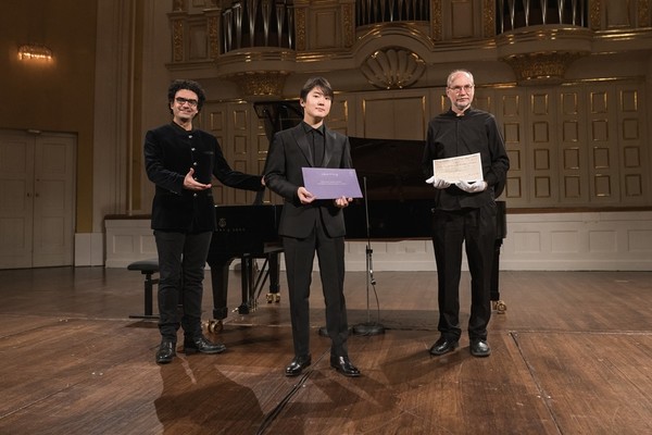 조성진(가운데)이 '모차르트 주간' 예술감독인 롤란도 비야손(Villazon, 완쪽), 울리히 라이징거(Leisinger) 모차르트협회 연구소장과 함께 모차르트의 '알레그로 D장조' 악보를 들고 서 있다. /유니버설뮤직 제공