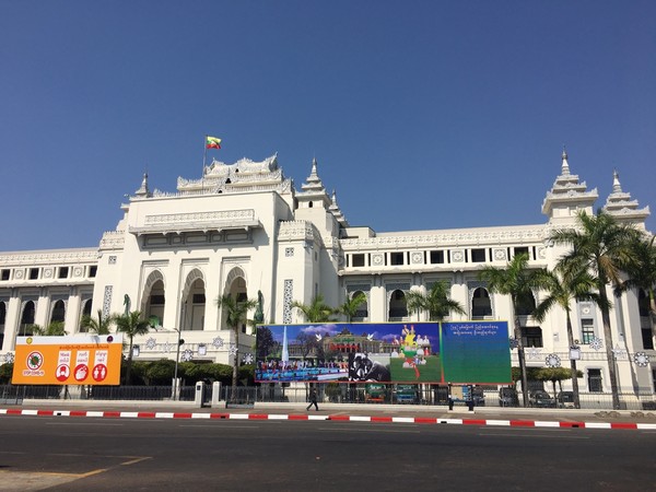 위부터 양곤에 있는 아웅산 수지 국가고문 자택. 여당 NLD 당사, 양곤 시청. 쿠데타 3일이 지난 지금은 조용하다. 수지 고문은 현재 대통령 등 요인들과 수도 네피도에 구금 중이다.