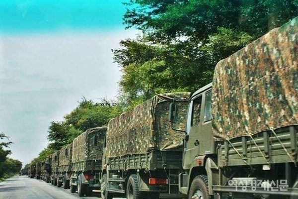 군부는 군인, 경찰, 국경수비대를 총괄하고, 헌법에 명시한 의석 25%를 우선 배정받는다. 사진 속 장군은 총사령관 민 아웅 훌라잉. 쿠데타 후 군부는 모든 권한을 총사령관에게 이양한다고 발표했다.