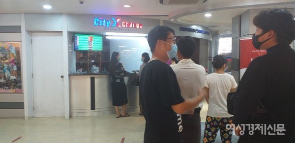 쿠데타 나던 날 오전 풍경. 쇼핑센터에서 식품을 사기 위해 몰린 인파들. 계산대에서 오래 기다리고 있다. 환전소에도 현지화폐를 달러로 바꾸려고 줄지어 서있다.