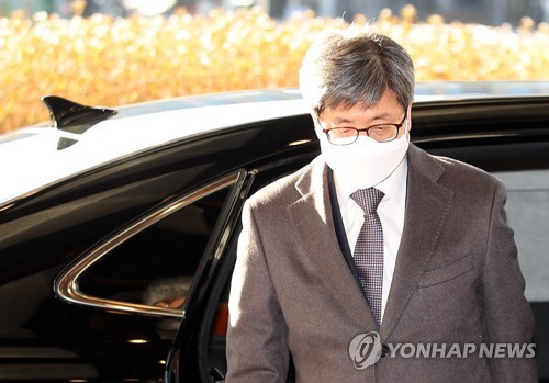 국회 탄핵을 이유로 사표가 반려됐는지를 두고 김명수 대법원장과 임성근 부산고법 부장판사가 진실공방을 벌이고 있는 가운데 임 부장판사 측 변호인이 면담 시 대법원장의 발언 내용이 담긴 녹취 음성파일을 4일 공개해 파문이 예상되고 있다. 침통한 표정으로 출근하는 김명수 대법원장. /연합뉴스