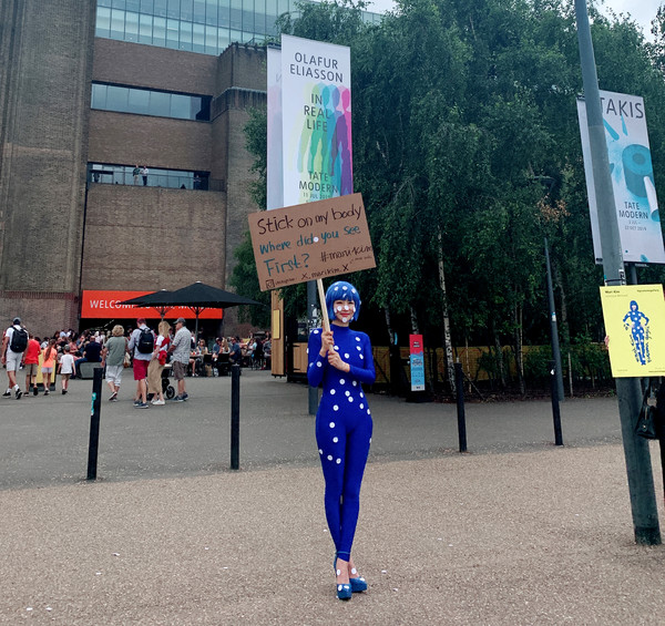 아티스트 마리킴이 런던 테이트 모던에서 퍼포먼스를 선보이고 있다.