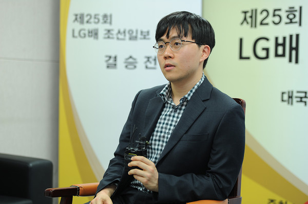 근래 세계대회 우승 소식 중 가장 값지다는 평을 들은 신민준 9단이 제25회 LG배 조선일보 기왕전 우승을 확정지은 후 인터뷰를 하고 있다./(재)한국기원 제공