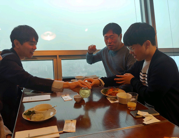 신민준의 두 번째 스승 이세돌 9단이 신민준 9단에게 축하주를 건네고 있다. 이세돌 9단은 비록 은퇴했지만 아끼는 제자의 우승을 자기 일처럼 기뻐해줬다. 가운데는 신민준 9단의 부친 신창석 감독./최영매 제공