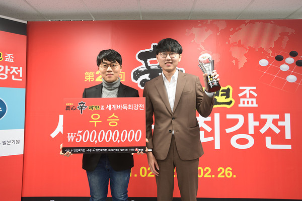 제1회 영재입단대회를 통해 나란히 입단한 신민준(왼쪽)과 신진서가 농심배 우승컵을 한국에 안겼다. 한국바둑은 이들을 앞세워 다시 바둑 르네상스를 꿈꾸고 있다./(재)한국기원 제공