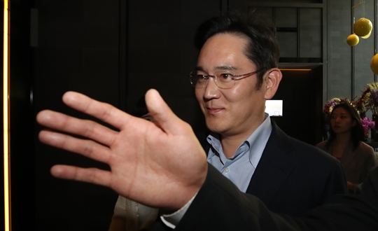 지난 2019년 5월 22일 조지 W. 부시 전 미국 대통령과 만나기 위해 서울의 한 호텔로 들어서는 이재용 삼성전자 부회장. 호텔 직원이 사진 찍는 것을 손으로 막고 있다./ 연합뉴스