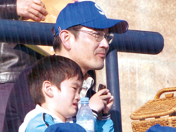  2006년 4월 16일 잠실에서 열린 두산과 삼성 프로야구 경기에 당시 이재용 상무가 아들과 함께 경기를 관전했다. / 사진=일요신문DB