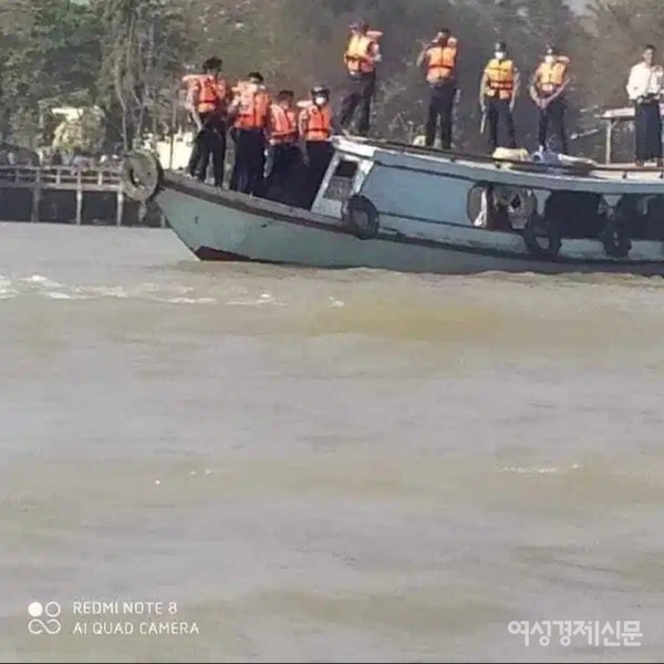 각 도시의 시위 현장. 위부터  양곤, 만달레이, 삔우린, 인레, 에와야디 지역. 체포를 피하기 위해 강과 호수 위에서 배를 타고 시위를 하기도 한다. 군경도 모터보트를 타고 대응하고 있다. 