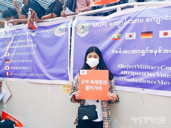 페북에 올라온 시민들의 모습. 위부터 할머니, 엄마와 아기의 모습, 한국어 문구를 든 청년 모습.