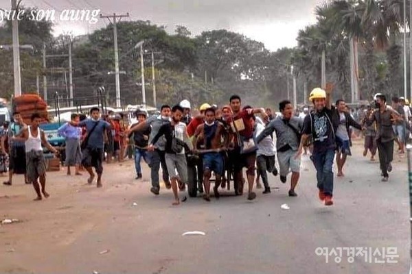 첫 희생자가 된 수도 네피도의 19세 먀 뛔뛔 카인의 생전 모습과 사망 직전 모습. 군경에 끌려가는 모습. 사망자를 운반하는 양곤, 만달레이 시민들. 