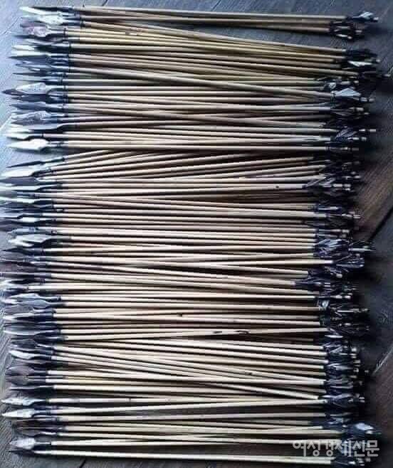 양곤 쉐다곤 파야에서 열린 '죽은 자들을 위한 기도회' 모습. 아래 사진은 인도 국경 북부 지역 사람들이 사냥총과 전통 창으로 무장한 사진들.