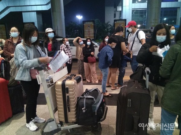 양곤 국제공항 모습. 항공편수가 거의 없어 텅 비어 있다. 고속버스도 오랜 기간 서 있다. 한국으로 가는 항공편은 매주 1회 있어 유학생, 노동자들이 공항에서 수속을 밟고 있다.  