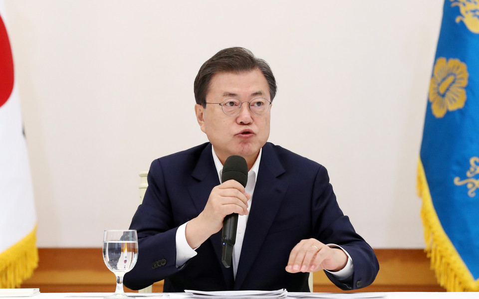 문재인 정권의 대응에도 문제가 있다는 지적도 나온다. 문 대통령이 “부패구조 발본색원”이라는 메시지를 연일 던지고 있지만 여론은 사그라들 기미를 보이지 않고 있다. 사진은 문재인 대통령이 10일 청와대에서 열린 더불어민주당 원내대표단 초청 간담회에 참석해 발언하는 모습./ 연합뉴스