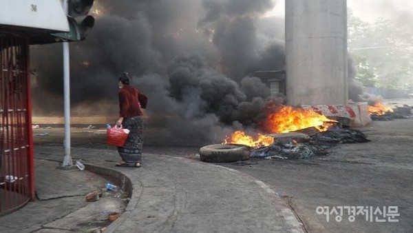 양곤 훌라잉따야 사건현장. 산업단지내 중국계 공장 30여 곳이 불타고 있다. 이곳에는 한국계 공장도 40여 개 있어 태극기를 내걸고 긴장 속에 주말을 보냈다. /사진=정선교