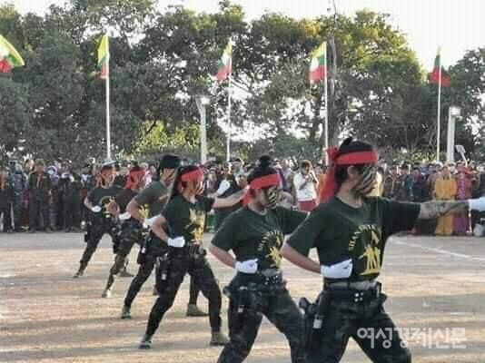 미얀마는 공식적으로 135개 소수민족이 산다. 이 중 자치나 독립을 원하는 부족의 무장단체, 즉 반군이 국경지대에 있다. 그중 규모가 크고 영향력을 가진 반군이 4개가 있다. 이 중 동부 샨주를 무대로 한 RCSS의 반군 모습. 여성들도 눈에 띈다.