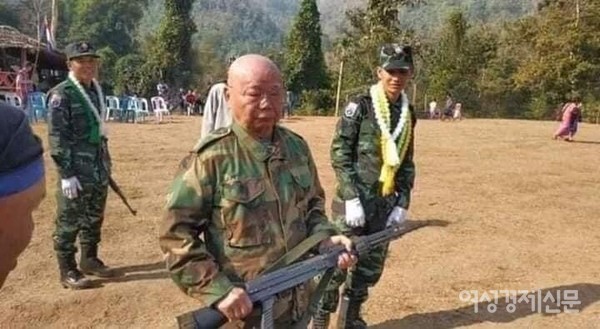 남부를 무대로 한 까렌족 반군 KNU. 노인도 있고 로켓도 보인다. 최근 시위대를 무장호위하기도 했다.