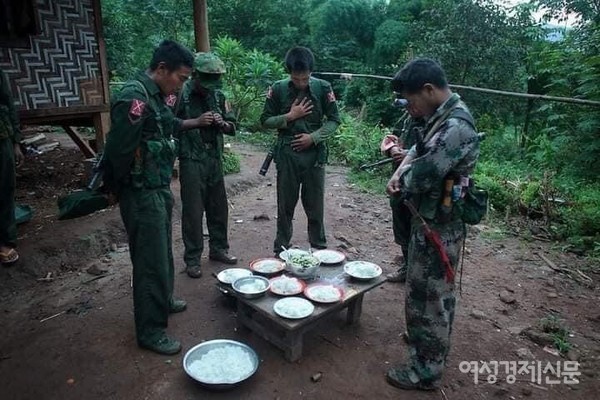 중국과 국경을 맞댄 북부 카친 주 반군 KIA. 최근 군부대를 공격해 교전이 있었다. 이곳은 히말라야 산맥이 이어져 유일하게 눈이 오는 마을이 있다. 크리스찬들이 많아 식사 전 기도를 하는 모습.