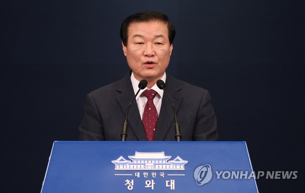 정만호 국민소통수석이 19일 오후 청와대 춘추관 대브리핑룸에서 청와대 직원 토지거래 내역 2차 조사결과 관련 브리핑을 하고 있다. /연합뉴스