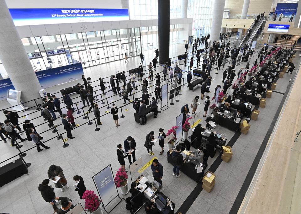 5대 그룹에서 올해 주총 시즌에 사상 최초로 여성 사외이사를 신규 선임한 상장사만 16곳이다. 사진은 지난 17일 수원컨벤션센터 컨벤션홀에서 열린 제52기 삼성전자 정기주주총회에서 주주들이 입장하는 모습./ 사진=연합뉴스