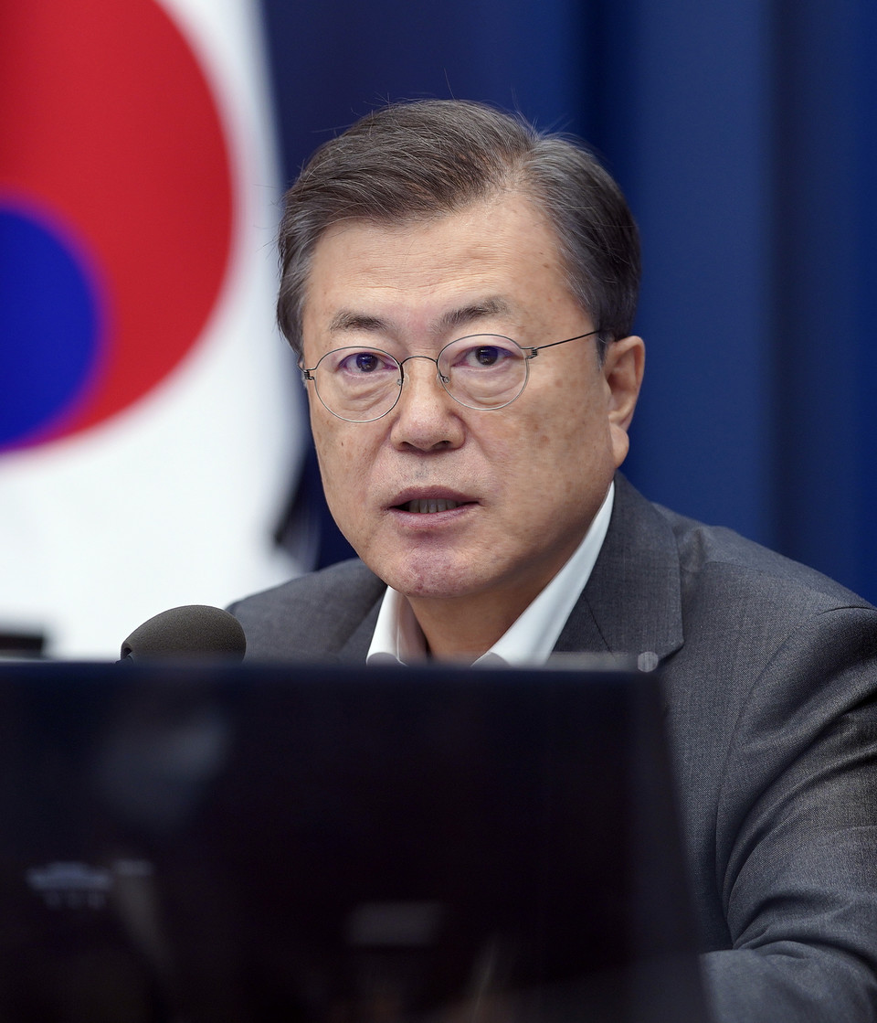 한국토지주택공사(LH) 직원의 신도시 투기 의혹이 걷잡을 수 없이 확산하고 있다. 웬만한 이슈에 대해서는 좀처럼 사과를 하지 않던 문재인 대통령도 고개를 숙였다.  그런데 문 대통령은 “투기는 투기대로 조사하되 2·4 부동산 대책의 추진에 차질이 없어야 한다. 공급 대책이 오히려 더 속도감 있게 추진되어야 한다”고 밝혔다. 부동산 투기 비리의 온상이 된 LH에게 계속 사업권을 주겠다는 것이다. 사진은 문재인 대통령이 22일 오후 청와대에서 열린 수석·보좌관회의에서 발언하는 모습./ 연합뉴스 