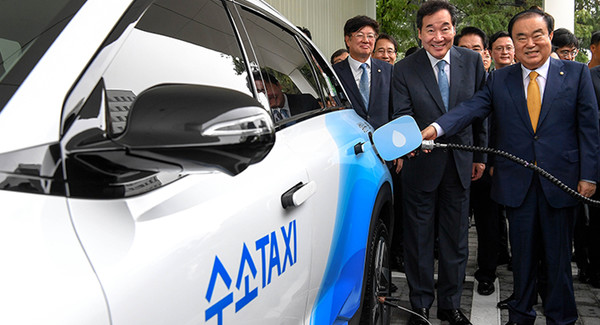 서울시가 3월 29일부터 수소차 보조금 접수에 들어간다. 전기차와 함께 친환경차 대중화를 통해 서울 도심 미세먼지를 저감하고 온실가스를 감축하겠다는 취지다. 사진은 2019년 9월 10일 서울 여의도 국회에서 열린 ‘H 국회 수소충전소’ 준공식 및 개소식에서 문희상 당시 국회의장(오른쪽)이 수소차에 수소를 충전하고 있는 모습. /현대차그룹 제공