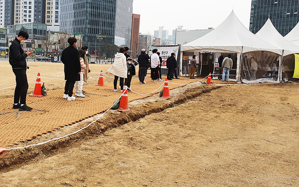 지난 3월 용산역 앞 코로나19 선별검사소에서 시민들이 코로나19 검사를 받기 위해 줄을 서서 차례를 기다리고 있다. /여성경제신문DB