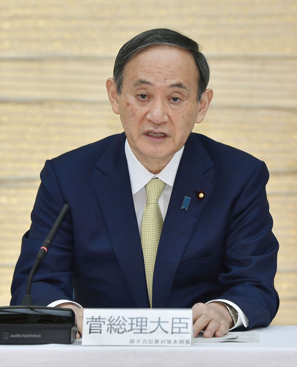일본 정부가 13일 후쿠시마(福島) 제1원전사고로 생겨난 125만t 상당의 방사성 물질 오염수를 해양 방류하겠단 방침을 밝혀 국제 사회의 지탄을 받고 있다. 사진은 회의에서 발언하는 스가 요시히데(菅義偉) 총리의 모습. /연합뉴스