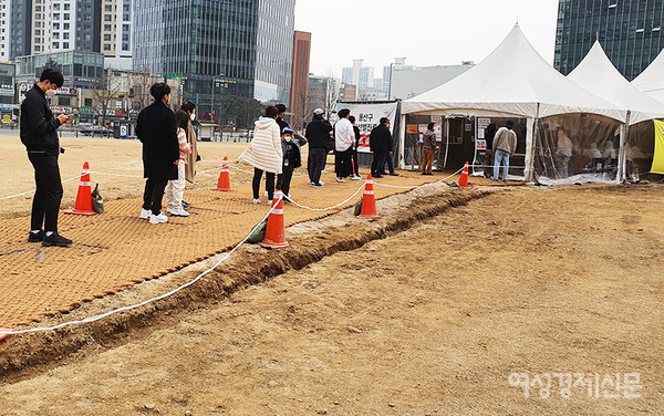 국내 코로나19 감염자 수가 다시 700명대에 진입해 4차 대유행에 접어든 것이 아니냐는 우려를 낳고 있다. 서울 용산구 용산역 앞에 있는 선별검사소에서 코로나19 검사를 받기 위해 줄을 서 있는 시민들. /여성경제신문