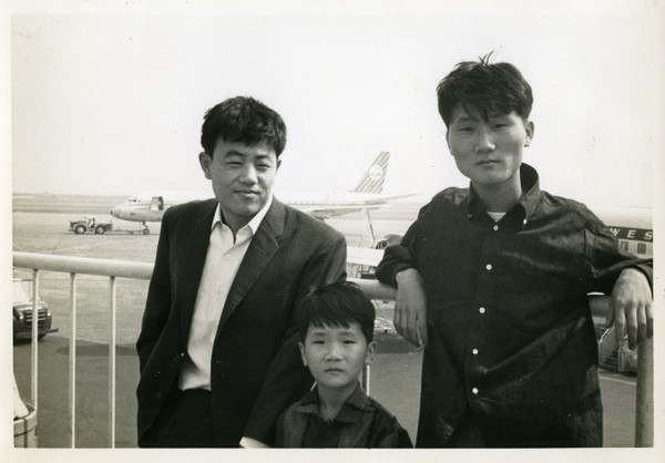 일본에서 바둑 유학을 함께 하던 김인(왼쪽)과 조상연이 꼬마 조치훈을 맞기 위해 나리타공항으로 마중 나왔다. /한국기원 제공