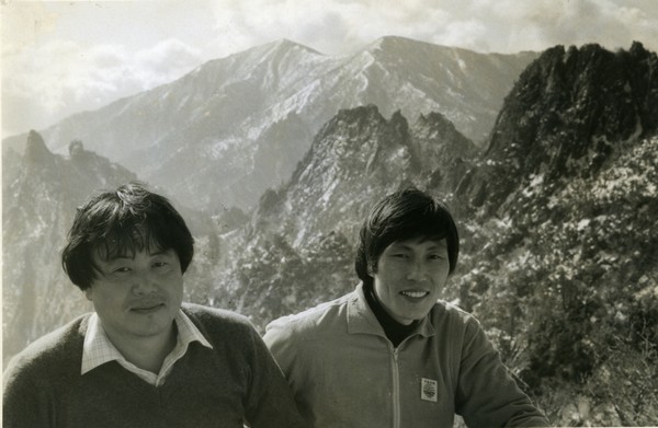 김인과 조훈현이 설악산 마등령 정상에서. /한국기원 제공