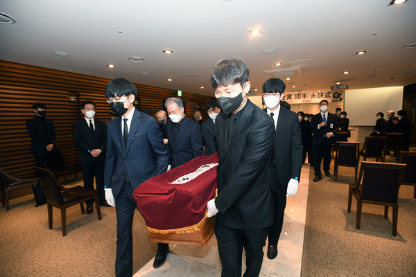 영결식 운구는 박정환, 신진서, 목진석, 강동윤, 신민준, 9단이 맡았다. /한국기원 제공