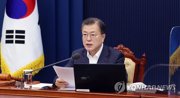 문재인 대통령의 국정수행 지지도가 취임 후 처음으로 30%를 밑도는 여론조사 결과가 나왔다. 지난 27일 청와대에서 제18회 국무회의(영상) 개최 결과에 대한 서면브리핑 중인 문 대통령. /연합뉴스