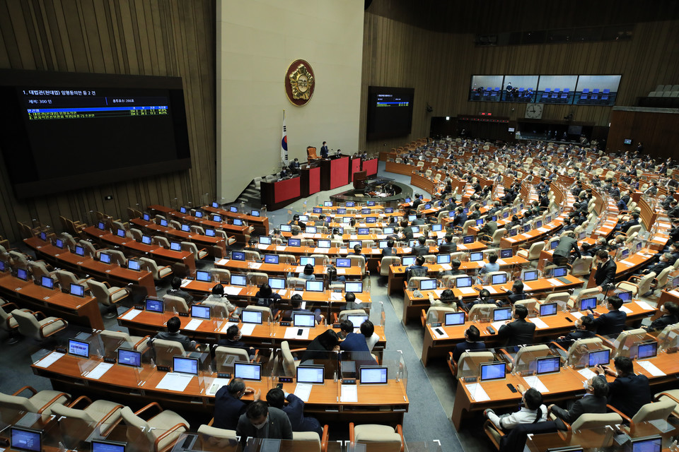 21대 국회는 그야말로 ‘이벤트’의 연속이었다. 국회의원은 개개인이 하나의 입법기관이다. 그들의 역할은 민생을 돌보고 더욱 나은 방향으로 제도를 고치는 일이다. 300명의 국회의원들은 자신의 본분엔 충실했을까. 여성경제신문이 이제 막 ‘신입’ 꼬리표를 뗀 21대 국회의 1년 성적표를 상임위 별로 살펴본다. 사진은 지난달 29일 국회 본회의에서 대법관(천대엽) 임명동의안과 원자력안전위원회 위원(하정구) 추천안이 통과되고 있는 모습. /연합뉴스