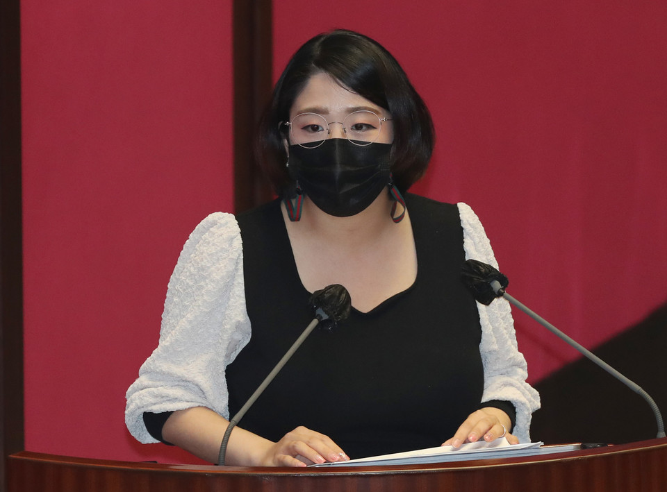 용혜인 기본소득당 의원(초선·비례)이 국회 회의장에 24개월 이하 영아의 동반 출석이 가능토록 하는 ‘국회 회의장 아이동반법’을 발의 추진한다고 11일 밝혔다. 사진은 지난 4월 20일 국회 본회의에서 홍남기 국무총리 직무대행에게 질의하는 용 의원. /연합뉴스