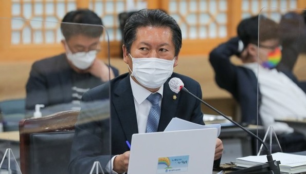 야권의 유력한 대권주자 윤석열 전 총장이 ‘5·18은 독재에 대한 저항이자 현재도 살아있는 역사’라는 메시지를 발표하자 여권에서 벌떼공격을 퍼붓고 있다. 사진은 국회에서 질의하는 정청래 의원 모습. /연합뉴스